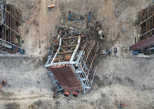 울산화력발전소 보일러 타워 붕괴 사고 이틀째인 7일 울산 남구 용잠동 한국동서발전 울산발전본부 울산화력발전소 사고 현장에 보일러 타워가 무너져 있다.