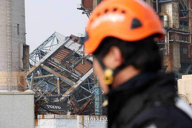 울산화력발전소 보일러 타워 붕괴 사고 이틀째인 7일 울산 남구 용잠동 한국동서발전 울산발전본부 울산화력발전소 사고 현장에 보일러 타워가 무너져 있다.