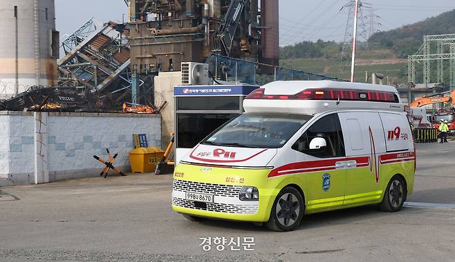 울산화력발전소 보일러 타워 붕괴 사고 이틀째인 7일 울산시 남구 한국동서발전 울산발전본부 울산화력발전소 사고 현장에서 구급차가 희생자를 이송하고 있다.