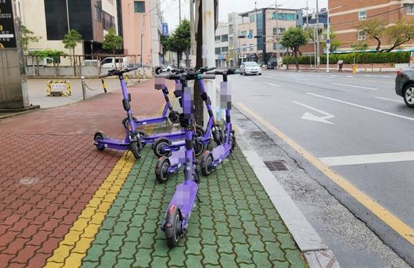 도로 위에 불법 주차된 전동 킥보드.