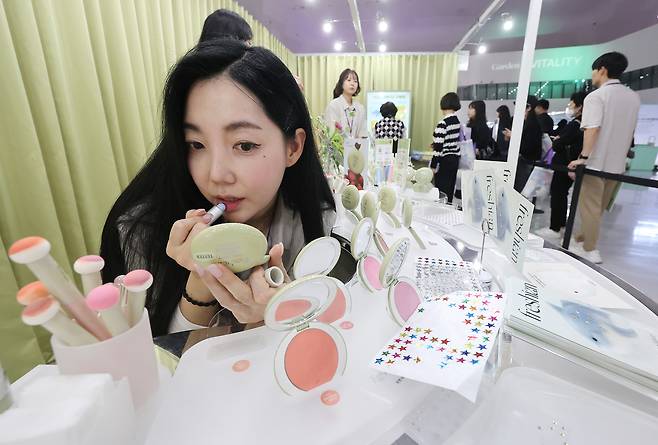 A staff member demonstrates a product at the Kurly Beauty Festa 2025 held at Dongdaemun Design Plaza in central Seoul on Oct. 30. The event showcases products from 60 beauty brands handpicked by Kurly and runs through Nov. 2. It is open from 10 a.m. to 2 p.m. and 3 p.m. to 7 p.m. daily. [YONHAP]