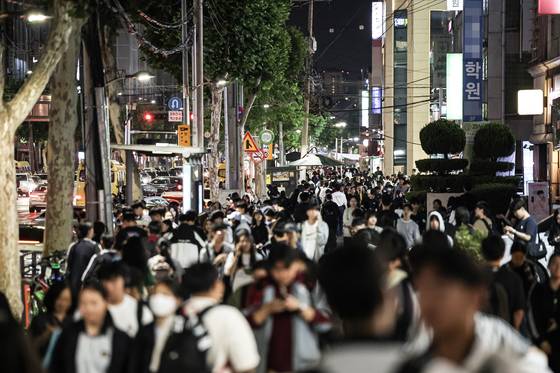 The streets of Daechi-dong, southern Seoul, are filled with students in the evening in June 2024. The neighborhood is famed as a hagwon (private tutoring institute) zone. [KIM KYOUNG-ROK]