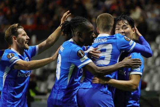 팀 동료들의 축하받는 오현규. 사진[로이터=연합뉴스]