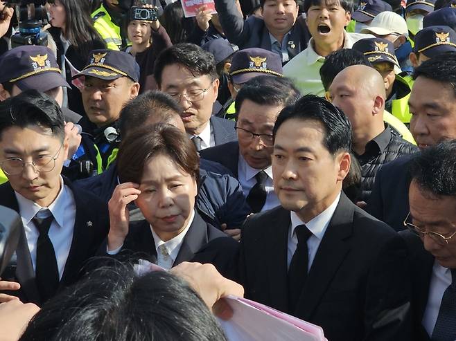 장동혁 국민의힘 대표와  양향자 최고위원이 6일 오후 광주 북구 운정동 5·18민주묘지를 참배하려다 저지당하고 있다. [사진 출처 = 뉴스1]