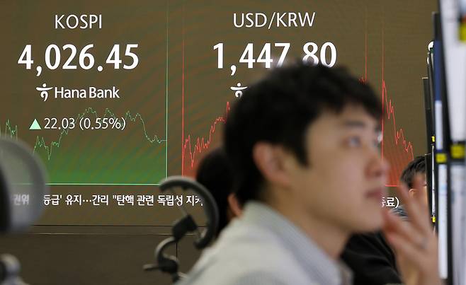 6일 서울 중구 하나은행 본점 딜링룸에서 딜러가 업무를 보고 있다. 이날 코스피지수는 전장보다 22.03포인트(0.55%) 오른 4,026.45에, 코스닥지수는 3.72포인트(0.41%) 하락한 898.17에 장을 마감했다. [연합뉴스]