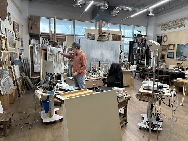 초상화가로 유명한 이원희 작가가 경기도 고양시 삼송 작업실에서 그림을 그리고 있다. <이향휘 기자>