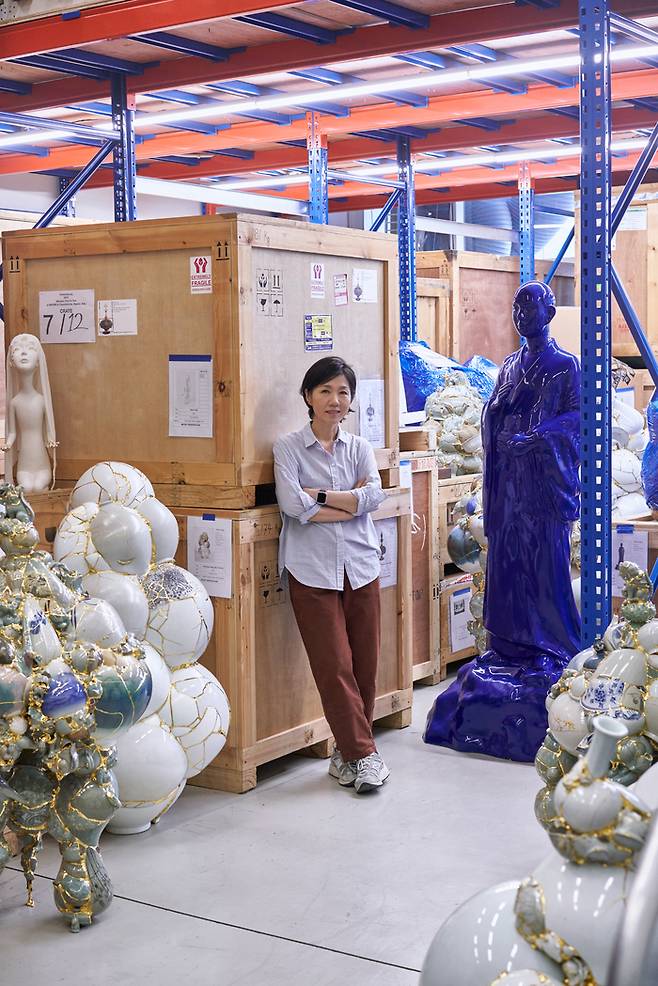 조각가 이수경이 삼송 작업실에서 포즈를 취하고 있다.