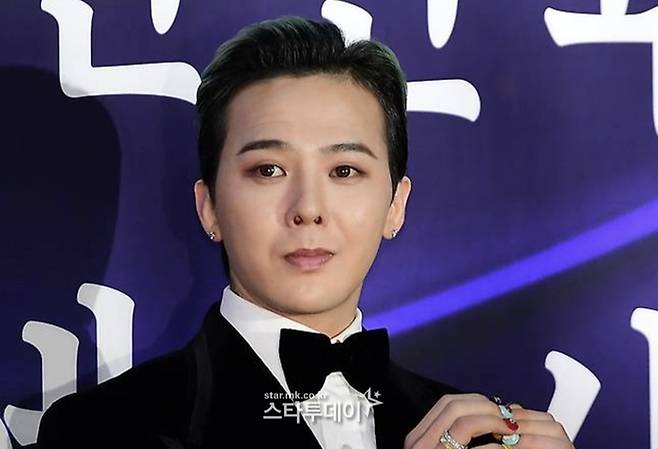 가수 지드래곤이 지난달 23일 오후 서울 중구 국립극장 해오름극장에서 열린 ‘2025 대한민국 대중문화예술상 시상식’ 레드카펫 행사에서 옥관문화훈장 수상소감을 말하고 있는 모습. [강영국 기자]