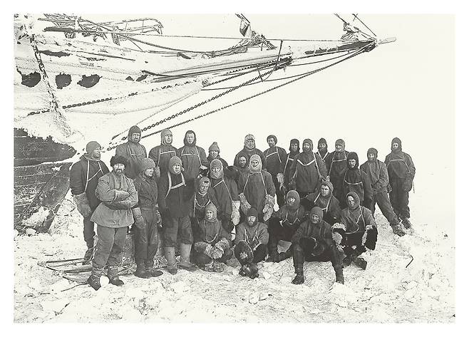 인듀어런스호를 배경으로 찍은 탐험대 28인이 함께 찍은 사진. 전원이 생존했다. [프랭크 헐리]