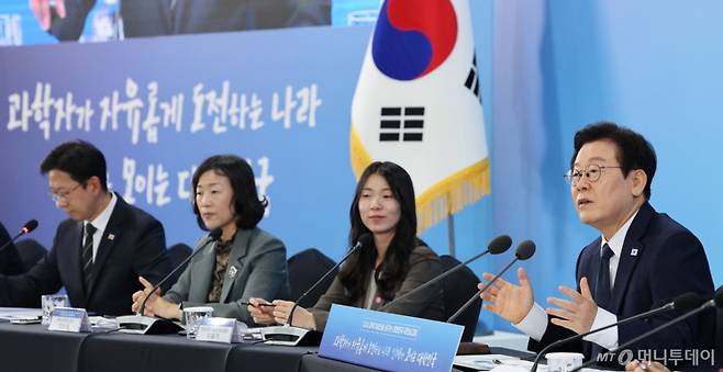 (대전=뉴스1) 김기태 기자 = 이재명 대통령이 7일 오후 대전 유성구 국립중앙과학관에서 열린 다시 과학기술인을 꿈꾸는 대한민국 국민보고회에서 발언하고 있다. 2025.11.7/뉴스1 Copyright (C) 뉴스1. All rights reserved. 무단 전재 및 재배포, AI학습 이용 금지. /사진=(대전=뉴스1) 김기태 기자