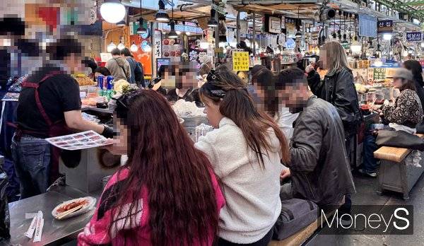 사진은 6일 광장시장을 찾은 외국인 관광객의 모습. 해당 기사 논란과 무관함. /사진=김다솜 기자