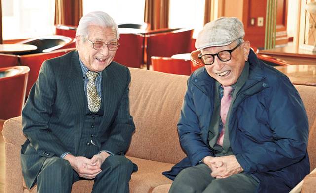 ‘106세 스승’ 김형석(오른쪽) 철학자가 ‘94세 제자’ 조중건 대한항공 고문과 포즈를 취하며 “누가 젊어 보여요?”라고 농담을 던졌다. 그가 “비슷하지요?”라며 파안대소하자 제자도 환하게 웃었다.  곽성호 기자