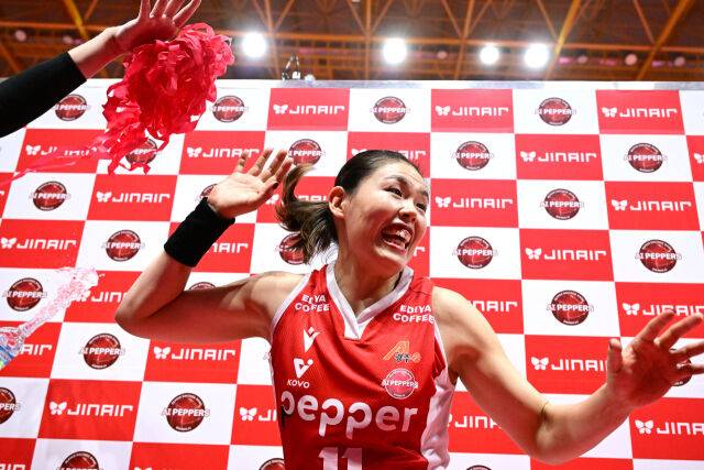 시마무라가 동료들의 물세례에 깜짝 놀라고 있다 / 한국배구연맹(KOVO)