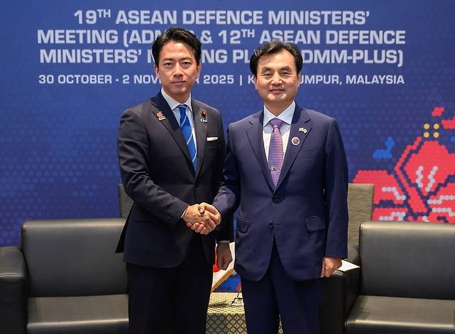 안규백 국방부 장관이 1일 말레이시아 쿠알라룸푸르에서 열린 한일 국방장관회담에서 고이즈미 신지로 일본 방위상과 기념촬영을 하고 있다. [국방부 제공]