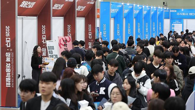 5일 대구 북구 엑스코에서 열린 ‘2025 대구·경북 채용박람회’에서 구직자들이 취업관련 부스를 살펴보고 있다. [연합]