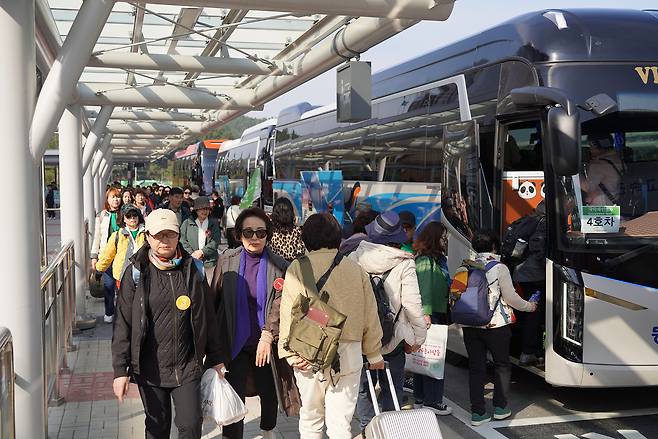 지난 6일 울진 가을여행 버스 지원사업에 참여한 관광객 240여 명이 기차를 이용해 울진을 방문했다[울진군 제공]