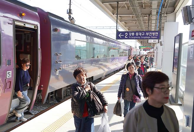 울진 가을여행 버스 지원사업에 참여한 관광객 들이  기차를 이용해 울진을 방문하고 있다.[울진군 제공]