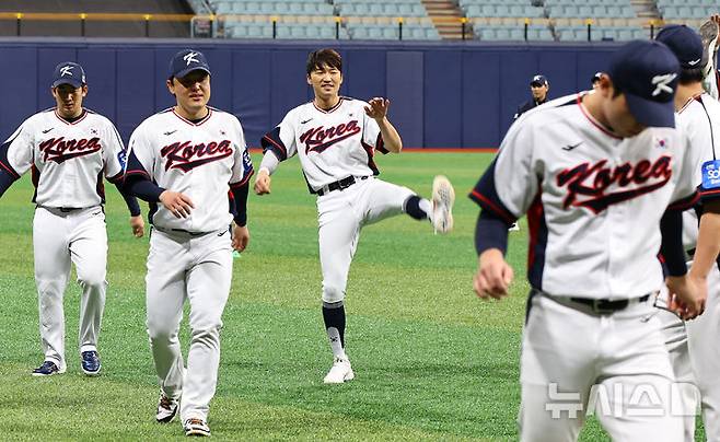 [서울=뉴시스] 최진석 기자 = 야구 국가대표팀 박해민이 4일 서울 고척스카이돔에서 열린 훈련에서 몸을 풀고 있다. 2025.11.04. myjs@newsis.com