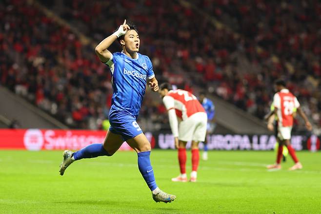 [브라가=AP/뉴시스] 헹크(벨기에)의 오현규가 6일(현지 시간) 포르투갈 브라가의 이스타디우 무니시팔 드 브라가에서 열린 유럽축구연맹(UEFA) 콘퍼런스리그(UECL) 리그 페이즈 4차전 브라가(포르투갈)와 경기 후반 14분 팀 세 번째 골을 넣고 세리머니하고 있다. 헹크가 4-3으로 승리해 2승1무1패 13위로 올라섰다. 2025.11.07.