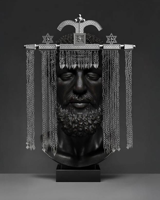 아스프리 스튜디오 야트레다, 21세기 아코다마, 2025. Asprey Studio의 은색 조각품과 짝을 이루는 작가의 디지털 아트워크. 아티스트 및 Asprey Studio 제공Twenty_First_Century_Akodama_YATREDA_Nov_5_2025_34. 'Courtesy Art Basel' *재판매 및 DB 금지