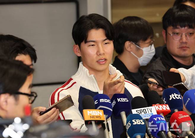 [인천공항=뉴시스] 배훈식 기자 = 미국 메이저리그 월드시리즈 챔피언 LA 다저스의 김혜성이 6일 오후 인천국제공항을 통해 귀국하며 취재진의 질문에 답하고 있다. 2025.11.06. dahora83@newsis.com