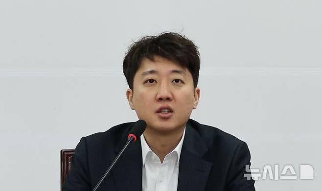 [서울=뉴시스] 김금보 기자 = 이준석 개혁신당 대표가 지난달 27일 오전 서울 여의도 국회에서 열린 최고위원회의에서 발언을 하고 있다. 2025.10.27. kgb@newsis.com