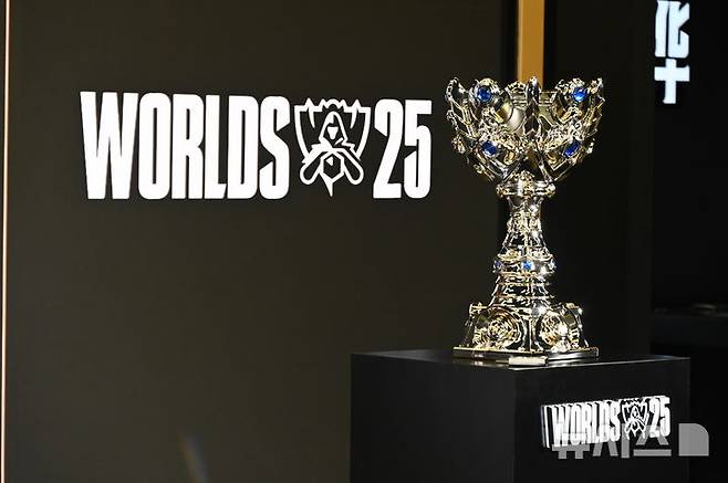 [청두(중국)=뉴시스] 윤정민 기자 = 7일 오후 중국 청두 하비스트 문 아트 센터에서 '2025 리그 오브 레전드(LoL) 월드 챔피언십' 미디어데이가 열렸다. 사진은 월즈 트로피 '소환사의 컵'. 2025.11.07. alpaca@newsis.com