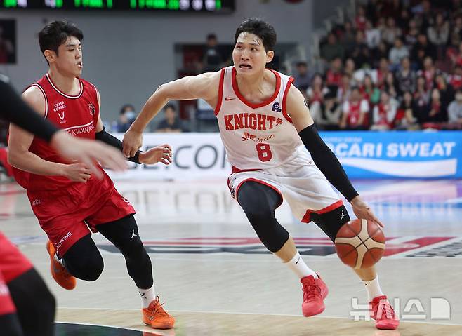 [안양=뉴시스] 김선웅 기자 = 7일 경기 안양시 정관장 아레나에서 열린 2025-2026 프로농구 안양 정관장 vs 서울 SK의 경기, SK 안영준이 드리블하고 있다. 2025.11.07. mangusta@newsis.com