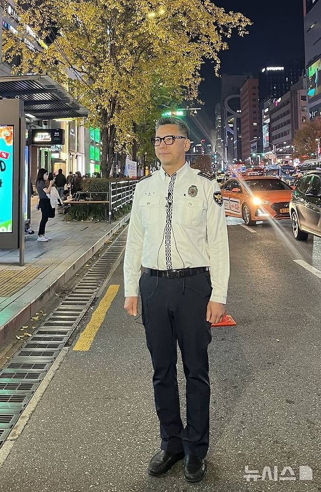 [서울=뉴시스] 박정영 수습기자 = 최윤석 서울 강남경찰서 교통과장이 7일 오후 서울 강남구 강남역사거리 일대에서 벌어진 대대적인 음주운전 단속 중 발언하고 있다. 2025.11.07. us06037@newsis.com