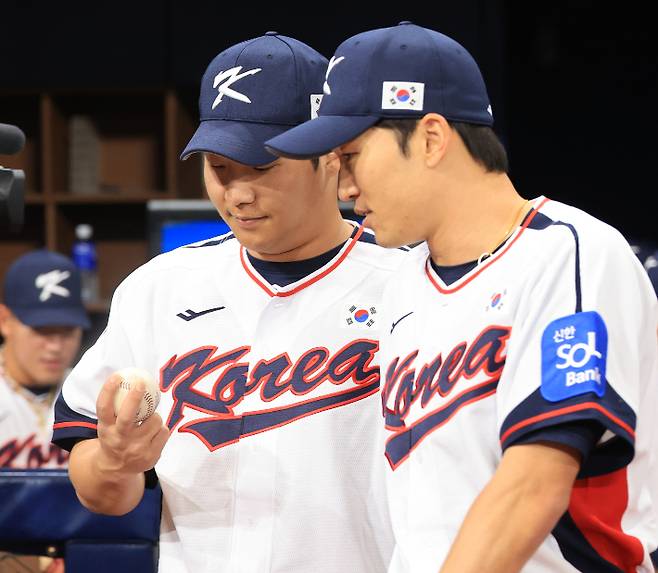 야구 대표팀 문보경(왼쪽)과 주장 박해민. 연합뉴스