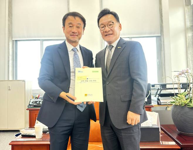 7일 전남도 강위원 경제부지사가 서울 여의도 국회를 찾아 한병도 예결위원장을 면담하고 전남도가 추진하는 우주·에너지·탄소중립·해양관광·산업전환 등 미래 신성장 동력 분야 예산 지원 필요성을 요청한 후 기념사진을 찍고 있다. 전라남도 제공