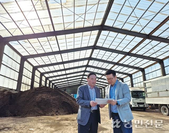 축사 지붕을 활용한 태양광 임대사업을 준비 중인 윤석환 계림축산 대표(왼쪽)가 업체 관계자와 태양광 설비로 얻을 수 있는 전력량에 관해 이야기를 나누고 있다.