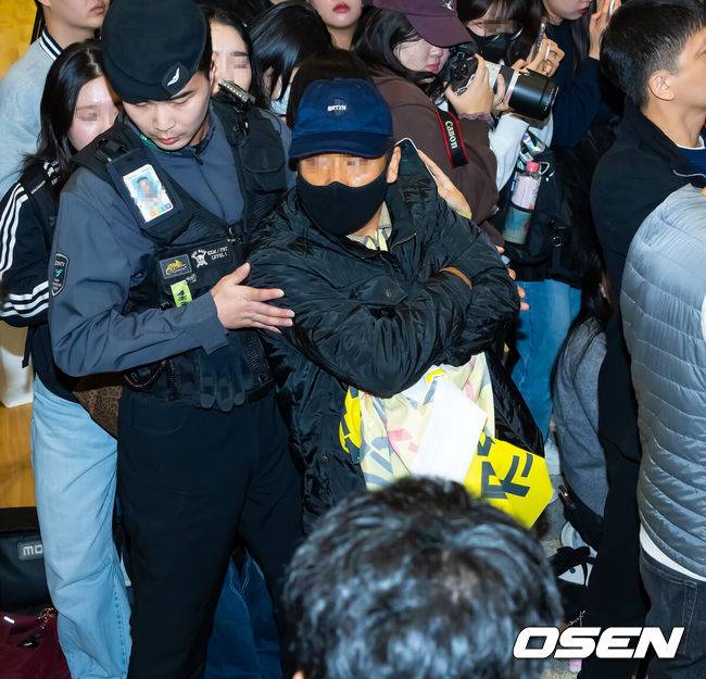 [OSEN=인천공항, 민경훈 기자] 미국프로야구 메이저리그(MLB)&nbsp;LA 다저스의 김혜성이 6일 오후 인천국제공항을 통해 귀국했다.김혜성은 메이저리그 진출 첫 해 우승반지를 거머쥐는 영광을 누렸다. 한국인 메이저리거 야수로는 역대 최초로 월드시리즈 우승반지를 차지한 김혜성은 올해 71경기 출전, 타율 0.280(161타수 45안타), 3홈런 17타점 19득점, 13도루(1실패), 출루율 0.314 장타율 0.385, OPS 0.699의 기록으로 정규시즌을 마무리했다.김혜성이 입국장 앞에서 인터뷰를 할때 한 남성이 비난 현수막을 펼친 후 퇴장당하고 있다. 2025.11.06 /rumi@osen.co.kr