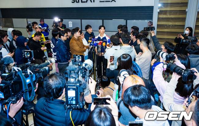 [OSEN=인천공항, 민경훈 기자] 미국프로야구 메이저리그(MLB) LA 다저스의 김혜성이 6일 오후 인천국제공항을 통해 귀국했다.김혜성은 메이저리그 진출 첫 해 우승반지를 거머쥐는 영광을 누렸다. 한국인 메이저리거 야수로는 역대 최초로 월드시리즈 우승반지를 차지한 김혜성은 올해 71경기 출전, 타율 0.280(161타수 45안타), 3홈런 17타점 19득점, 13도루(1실패), 출루율 0.314 장타율 0.385, OPS 0.699의 기록으로 정규시즌을 마무리했다.김혜성이 입국장 앞에서 인터뷰를 하고 있다. 2025.11.06 /rumi@osen.co.kr