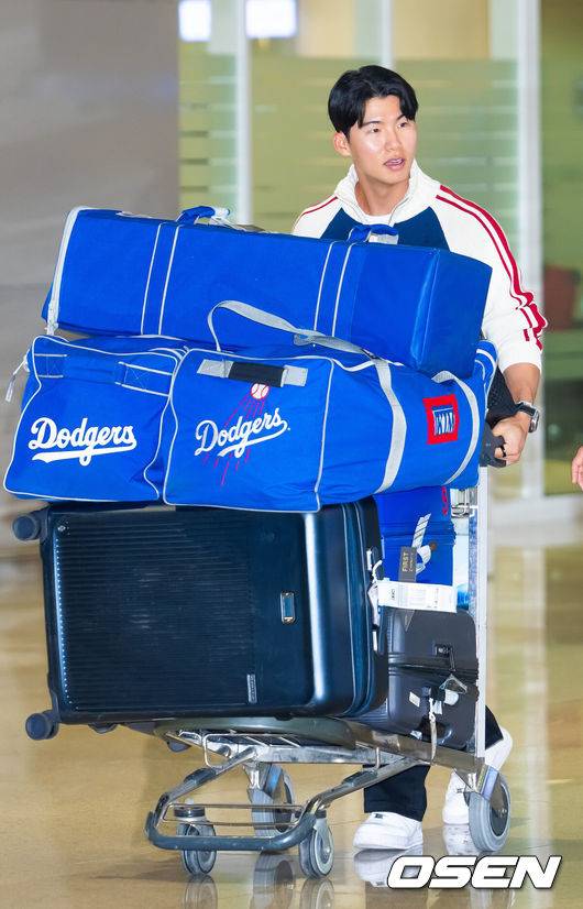 [OSEN=인천공항, 민경훈 기자] 미국프로야구 메이저리그(MLB)&nbsp;LA 다저스의 김혜성이 6일 오후 인천국제공항을 통해 귀국했다.김혜성은 메이저리그 진출 첫 해 우승반지를 거머쥐는 영광을 누렸다. 한국인 메이저리거 야수로는 역대 최초로 월드시리즈 우승반지를 차지한 김혜성은 올해 71경기 출전, 타율 0.280(161타수 45안타), 3홈런 17타점 19득점, 13도루(1실패), 출루율 0.314 장타율 0.385, OPS 0.699의 기록으로 정규시즌을 마무리했다.김혜성이 입국장에서 걸어 나오고 있다. 2025.11.06 /rumi@osen.co.kr