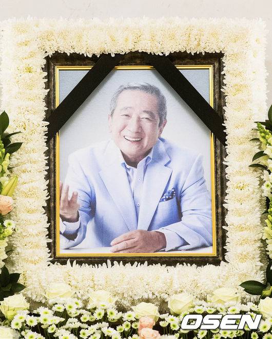 [OSEN=사진국] 고(故) 송재호 빈소가 8일 서울 강남구 삼성서울병원 장례식장에 마련됐다.원로 배우 송재호는 7일 오후 숙환으로 세상을 떠났다. 고인은 오랜 시간 지병으로 투병 생활을 해오다 최근 상태가 나빠진 것으로 알려졌다. 향년 83세.송재호는&nbsp;1937년&nbsp;평안남도&nbsp;평양&nbsp;태생으로&nbsp;동아대학교&nbsp;국어국문학과를&nbsp;졸업하고&nbsp;1959년&nbsp;KBS&nbsp;부산방송총국&nbsp;성우로&nbsp;데뷔했다.&nbsp;이후&nbsp;영화&nbsp;‘영자의&nbsp;전성시대’ ‘꼬방동네&nbsp;사람들’ ‘그&nbsp;해&nbsp;겨울은&nbsp;따뜻했네’ ‘살인의&nbsp;추억’ ‘그때&nbsp;그&nbsp;사람들’ ‘화려한&nbsp;휴가’ ‘그대를&nbsp;사랑합니다’&nbsp;등의&nbsp;작품으로&nbsp;대중에게&nbsp;각인됐다.&nbsp;국제사격연맹&nbsp;심판&nbsp;자격을&nbsp;지닌&nbsp;고인은&nbsp;1988년&nbsp;서울올림픽에&nbsp;클레이&nbsp;부문&nbsp;심판으로도&nbsp;참여,&nbsp;대한사격연맹&nbsp;이사로도&nbsp;활동했다./ photo@osen.co.kr<사진=사진공동취재단>