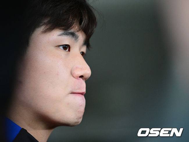 [OSEN=고양, 최규한 기자] 홍명보 감독이 이끄는 대한민국 축구 국가대표팀이 7일 오후 경기도 고양종합운동장 보조경기장에서 오는 10일 브라질과의 평가전을 앞두고 오픈트레이닝을 진행했다.한국 축구대표팀과 브라질은 오는 10일 서울월드컵경기장에서 친선경기를 갖는다.A대표팀 김지수가 취재진과 인터뷰하고 있다. 2025.10.07 / dreamer@osen.co.kr