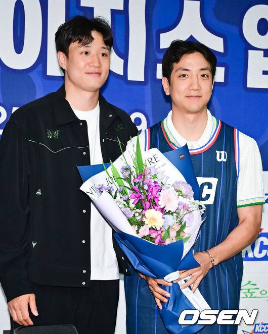 [OSEN=박준형 기자]  허훈 KCC 이지스 입단식이 29일 오후 서울 논현동 KBL 사옥에서 진행됐다.KCC는 지난 28일 “FA&nbsp;허훈을 계약기간 5년, 보수 총액 8억원(연봉 6억5000만원·인센티브 1억5000만원)에 영입했다”고 발표했다. 이에 따라 허재 전 국가대표팀 감독의 아들인 허웅과 허훈은 프로에서는 처음 같은 팀이 됐다.&nbsp;KCC 허웅과 허훈이 포즈를 취하고 있다.  2025.05.29/ soul1014@osen.co.kr