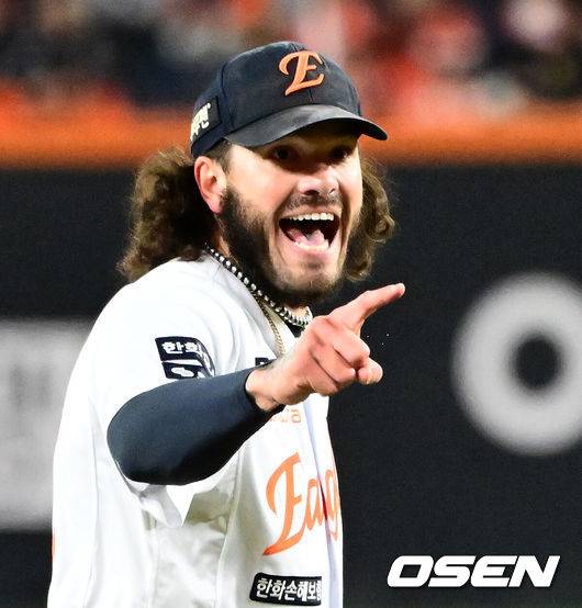 [OSEN=대전, 지형준 기자] 29일 대전시 중구 부사동 대전한화생명볼파크에서 2025 신한 SOL Bank KBO리그 포스트시즌 한국시리즈 3차전 한화 이글스와 LG 트윈스의 경기가 진행됐다.이날 경기에 한화는 폰세를, LG는 손주영을 선발투수로 내세웠다. 1회초 1사에서 한화 폰세가 LG 신민재에게 볼넷을 허용하며 체크 스여부를 체크하고 있다. 2025.10.29 /jpnews@osen.co.kr