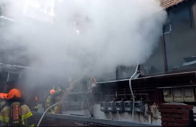 지난 5일 오전 서울 중랑구 면목동 소재 다세대주택 화재 현장. 중랑소방서 제공