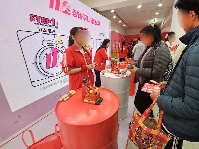 ‘11초 장바구니 챌린지’ 팝업스토어 2층에서 방문객들이&nbsp;‘쇼핑 스킬업 게임’에 참여하고 있다.