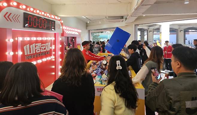 ‘11초 장바구니 챌린지’ 팝업스토어 스태프들이 경품을 채워넣는 모습.