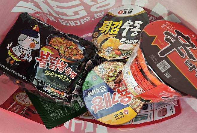 한국 라면 경품들로 채워진 한 일본인 관광객의 장바구니 모습.