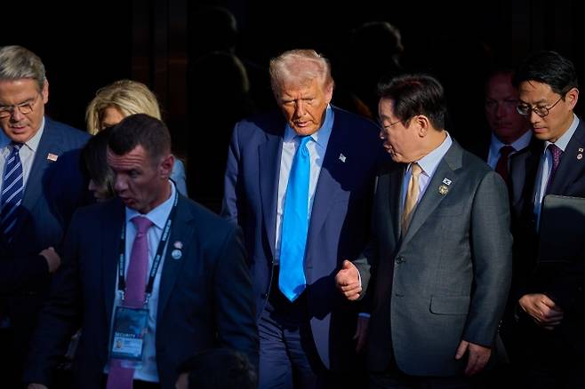 이재명 대통령이 지난 29일 경북 경주박물관에서 열린 한미 정상회담을 마친 뒤 도널드 트럼프 미국 대통령을 배웅하고 있다.뉴스1
