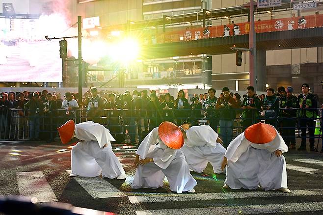독특한 댄스 퍼포먼스로 행사가 시작됐다. 사진: 김학수 기자