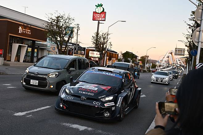 웰컴 쇼를 위해 이동 중인 카스타 타카모토. 사진: 김학수 기자