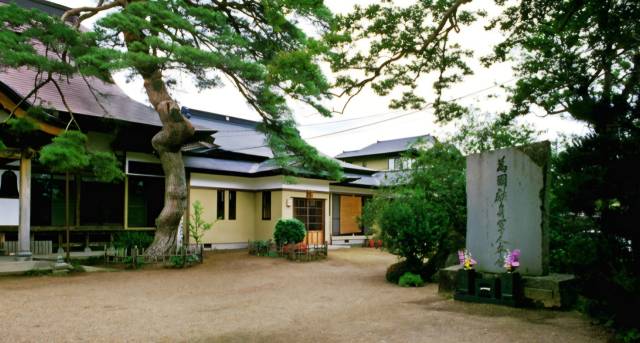 1981년부터 한 해도 거르지 않고 안중근 의사 순국일에 추도 법회를 열고 있는 일본 미야기현 다이린지에 있는 유묵비 모습. /임병식