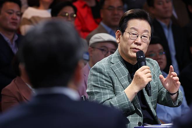 이재명 대통령이 14일 서울 동대문구 콘텐츠문화광장에서 디지털토크라이브 '국민의 목소리, 정책이 되다' 간담회를 하고 있다.