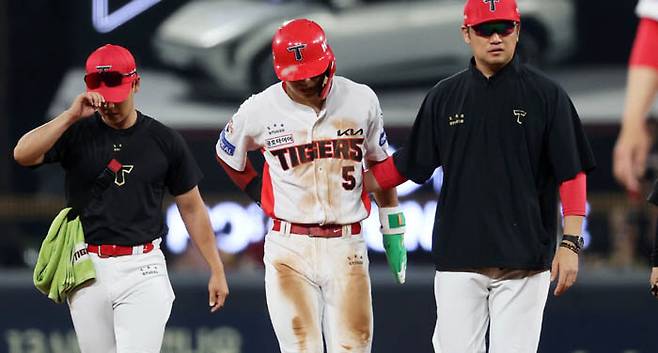 KIA 김도영(가운데)이 지난 5월 광주기아챔피언스필드에서 열린 프로야구 키움과 경기에서 5회말 2사에서 2루도루에 성공한 뒤 다리 부상으로 대주자로 교체되고 있다. 연합뉴스