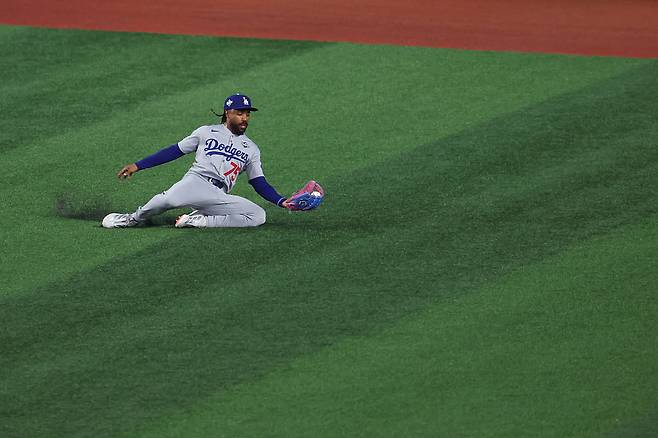 토론토와의 월드시리즈 2차전 9회말에 다이빙 캐치로 볼을 잡아낸 LA 다저스 저스틴 딘. Getty Images코리아